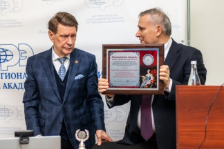 Академик В.В. Окрепилов награжден Серебряной медалью ВЭО России